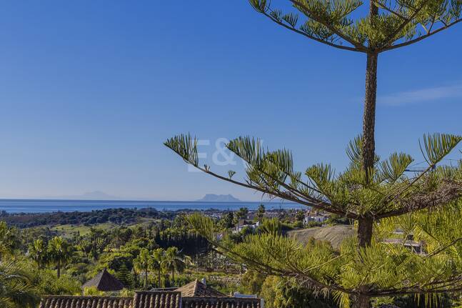 Exclusiva villa de lujo con vistas al mar y al golf en El Paraiso Alto