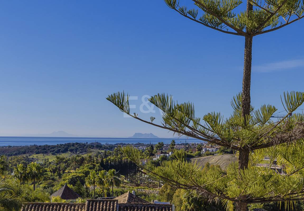 Exclusiva villa de lujo con vistas al mar y al golf en El Paraiso Alto
