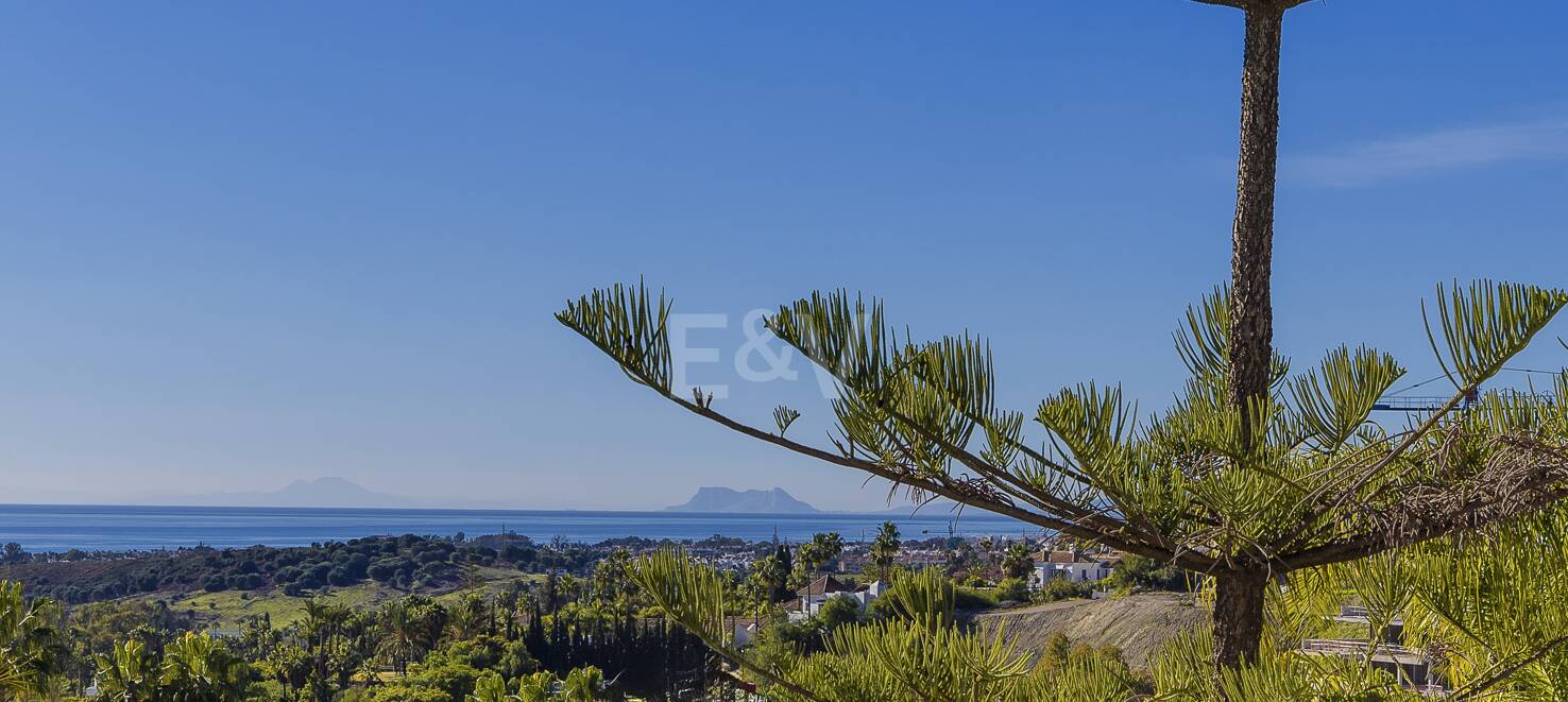 Villa de luxe avec vue sur la mer et le golf à El Paraiso Alto