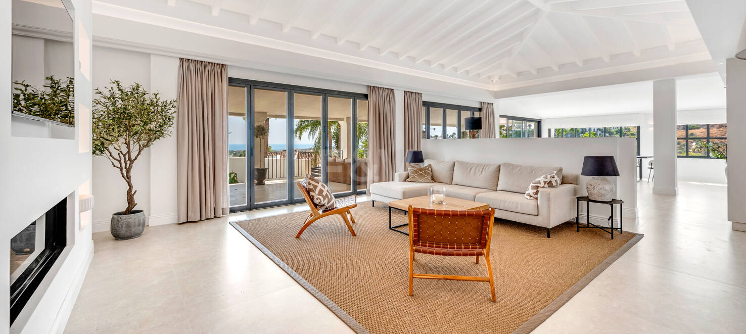 Villa de luxe avec vue sur la mer et le golf à El Paraiso Alto