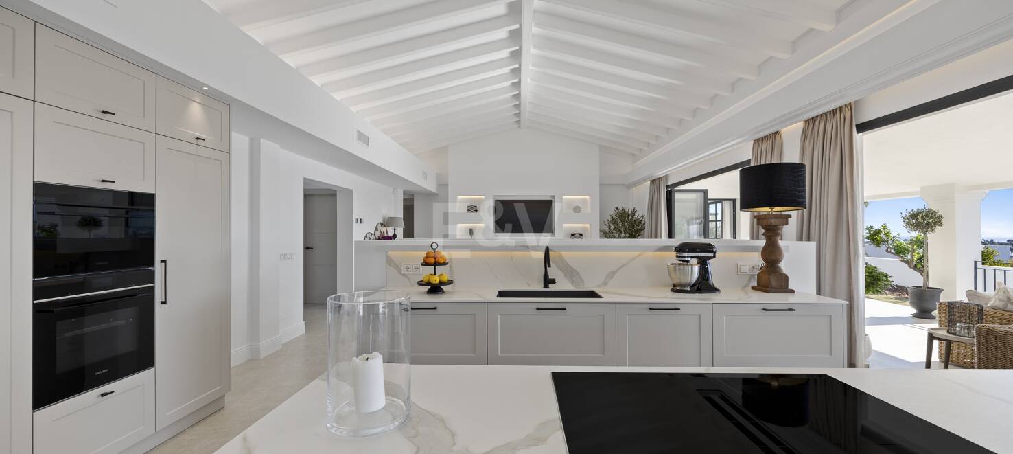 Villa de luxe avec vue sur la mer et le golf à El Paraiso Alto