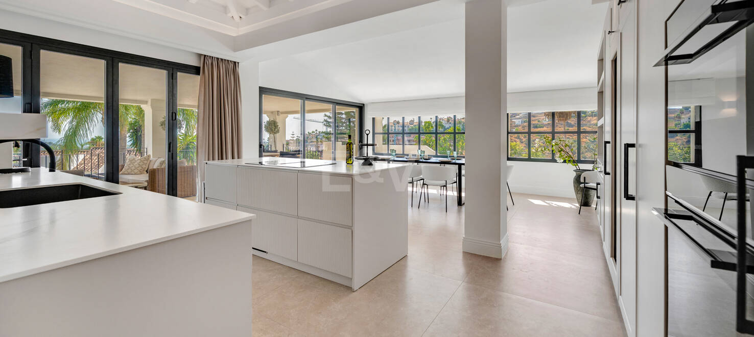 Villa de luxe avec vue sur la mer et le golf à El Paraiso Alto