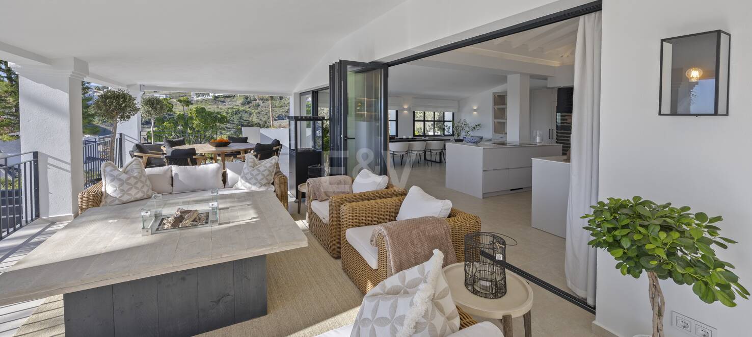 Villa de luxe avec vue sur la mer et le golf à El Paraiso Alto