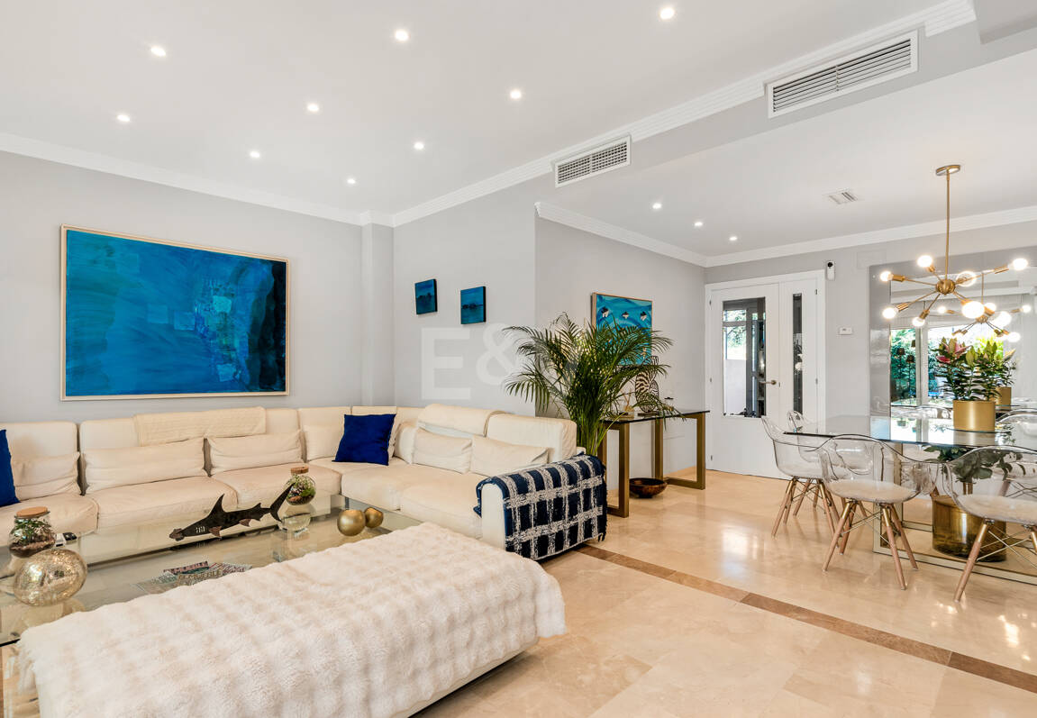 Spacieux Townhouse avec jacuzzi, piscine et paddle à côté de la plage à Los Monteros