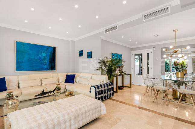 Spacieux Townhouse avec jacuzzi, piscine et paddle à côté de la plage à Los Monteros