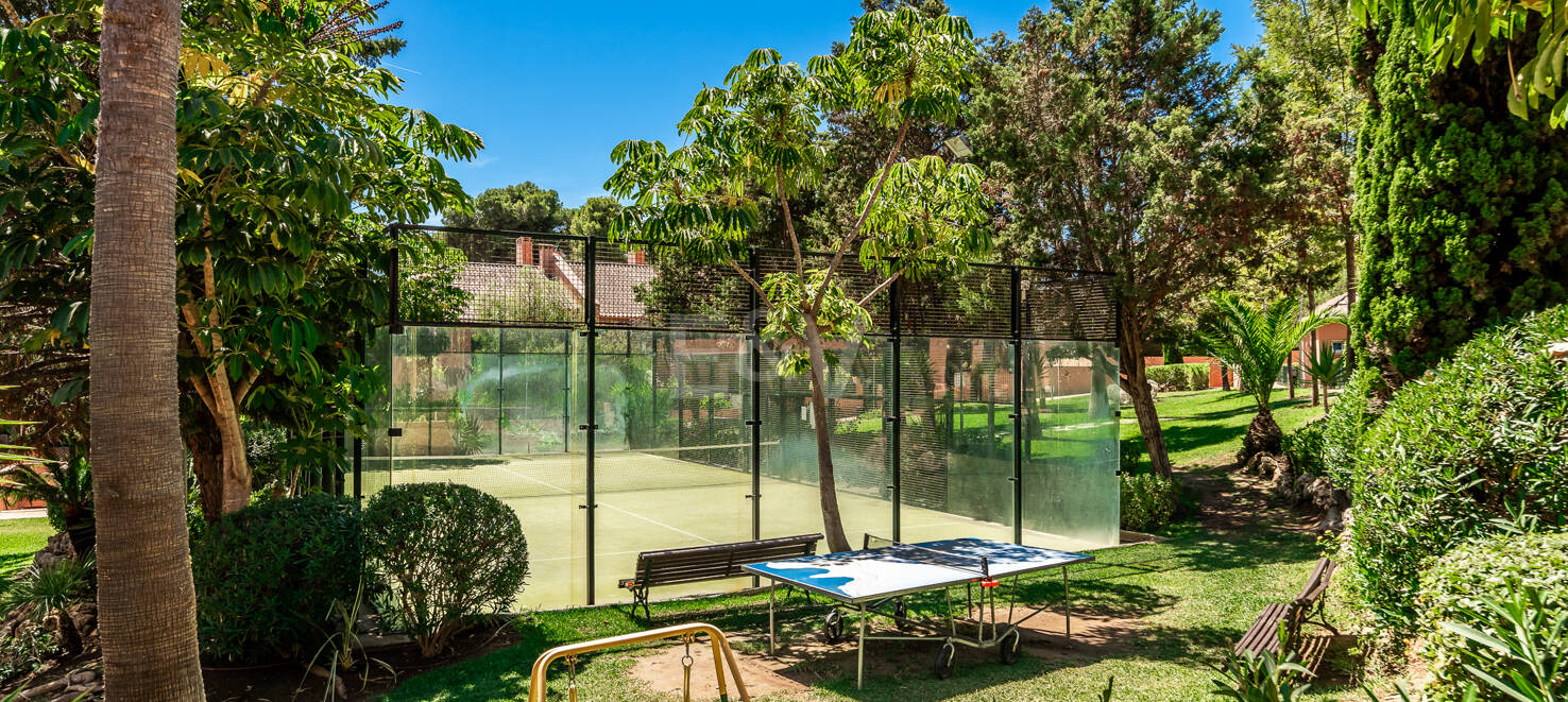 Spacieux Townhouse avec jacuzzi, piscine et paddle à côté de la plage à Los Monteros