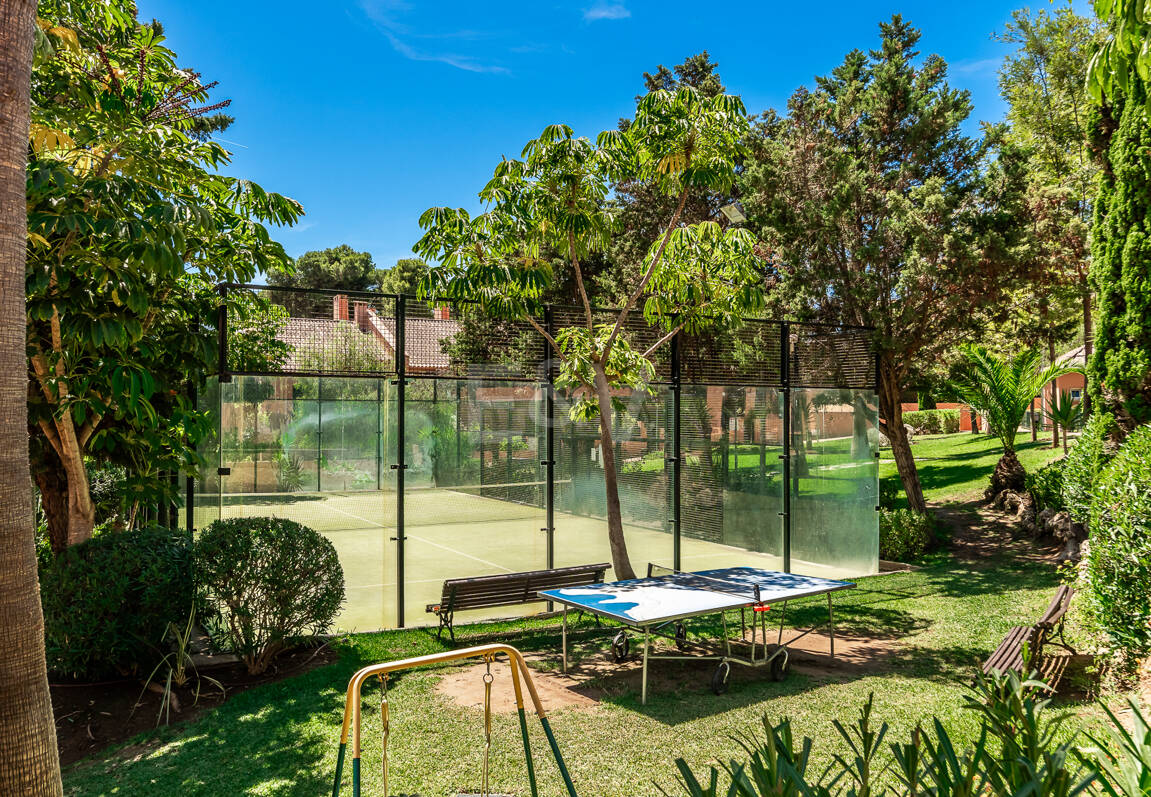Spacieux Townhouse avec jacuzzi, piscine et paddle à côté de la plage à Los Monteros