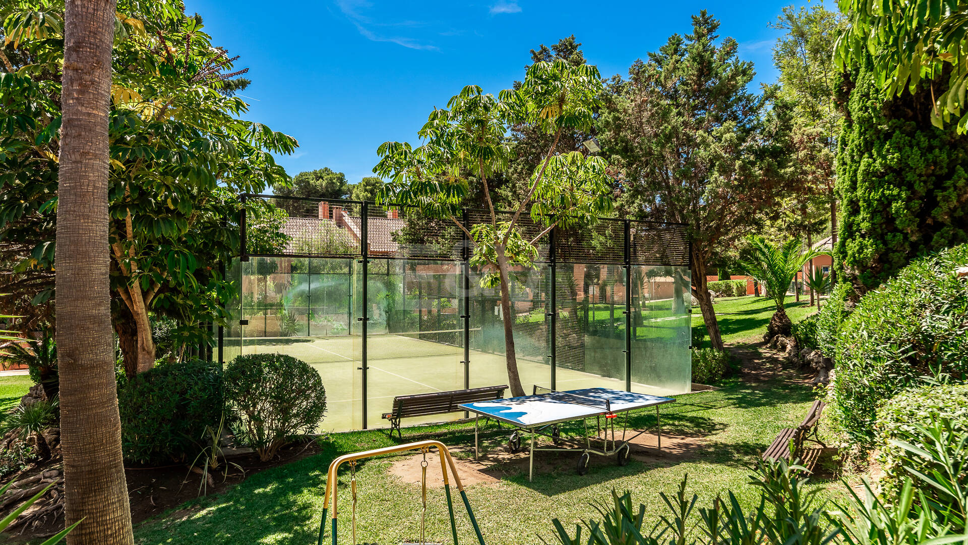 Spacieux Townhouse avec jacuzzi, piscine et paddle à côté de la plage à Los Monteros