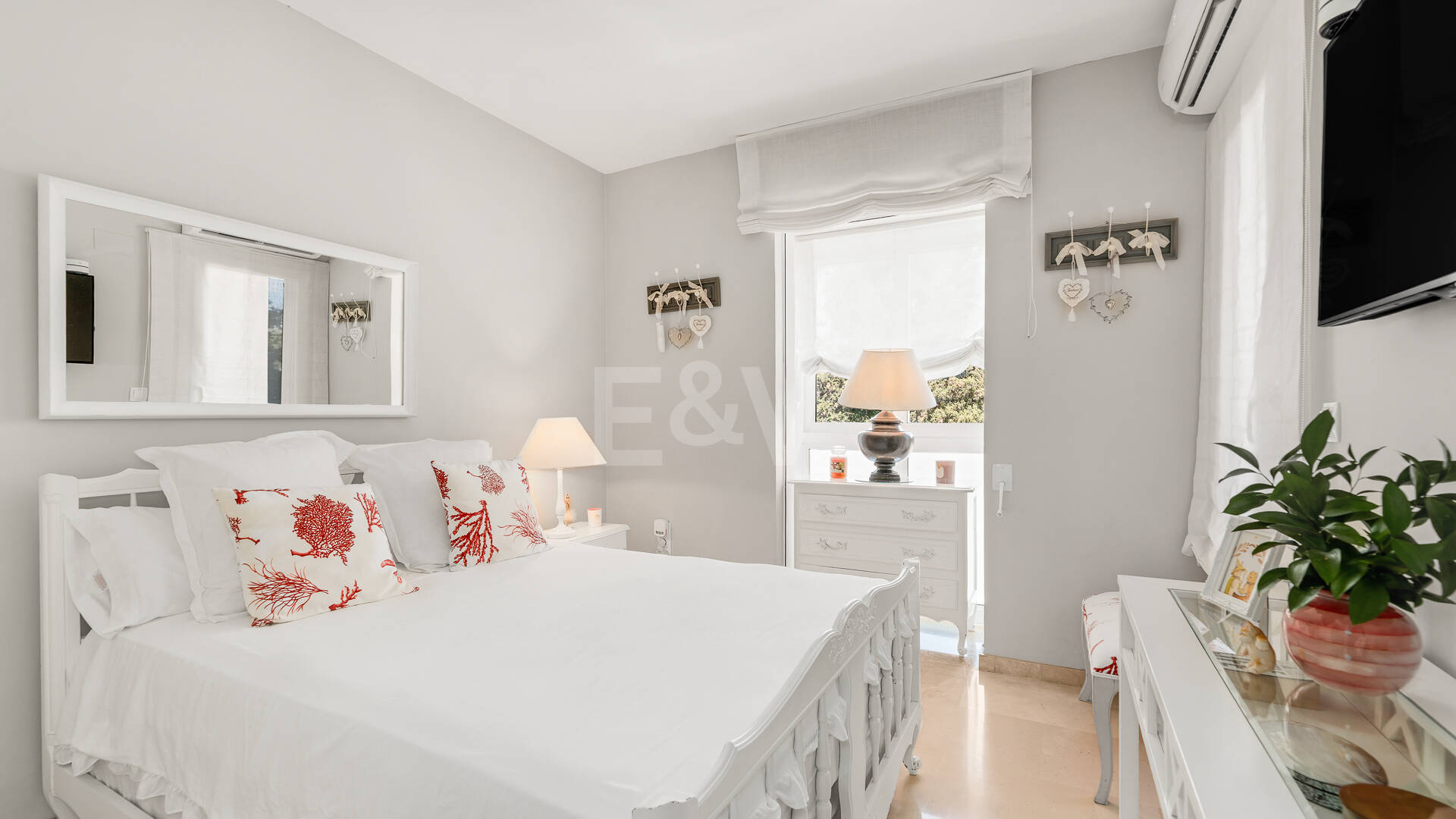 Spacieux Townhouse avec jacuzzi, piscine et paddle à côté de la plage à Los Monteros