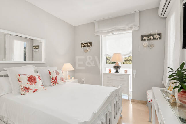 Spacieux Townhouse avec jacuzzi, piscine et paddle à côté de la plage à Los Monteros