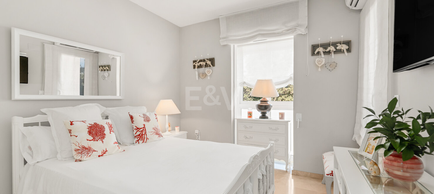 Spacious Townhouse with Jacuzzi, Pool and Paddle next to the Beach in Los Monteros