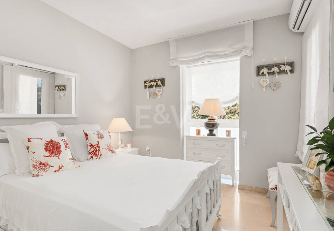 Spacieux Townhouse avec jacuzzi, piscine et paddle à côté de la plage à Los Monteros