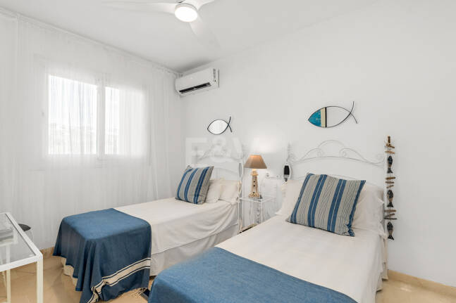 Spacieux Townhouse avec jacuzzi, piscine et paddle à côté de la plage à Los Monteros