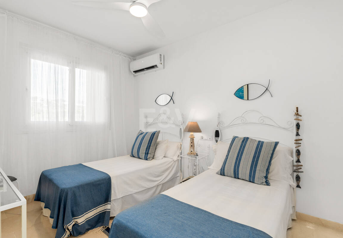 Spacieux Townhouse avec jacuzzi, piscine et paddle à côté de la plage à Los Monteros