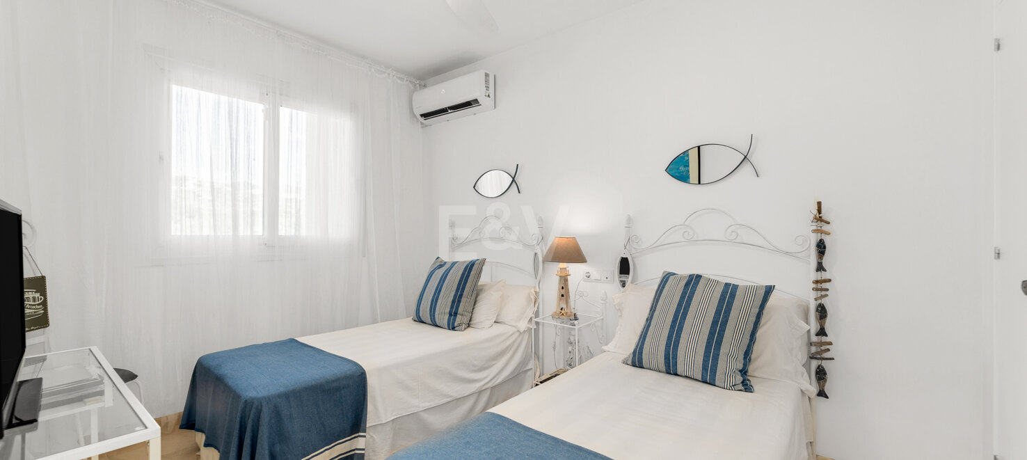 Spacious Townhouse with Jacuzzi, Pool and Paddle next to the Beach in Los Monteros
