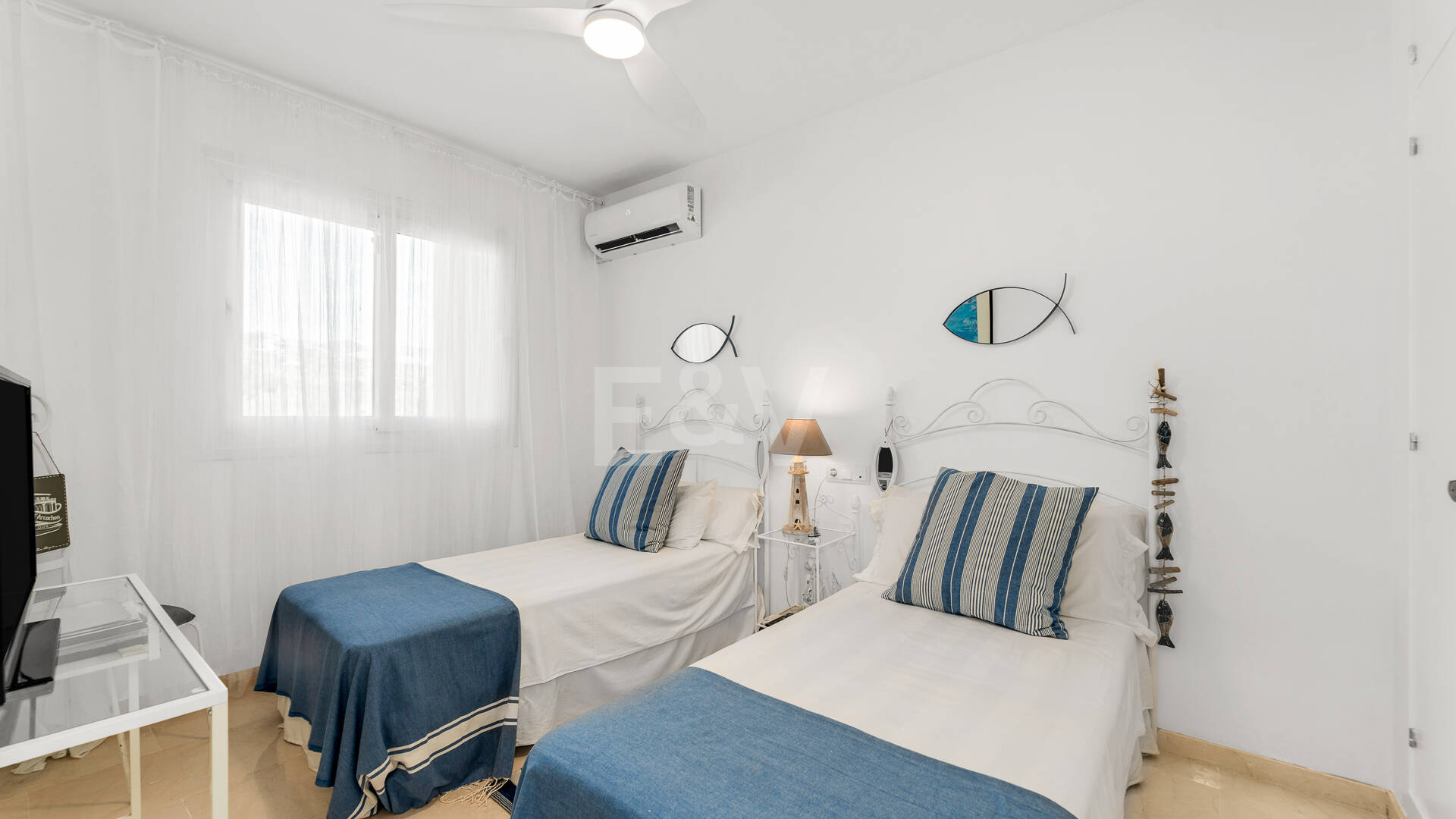 Spacieux Townhouse avec jacuzzi, piscine et paddle à côté de la plage à Los Monteros