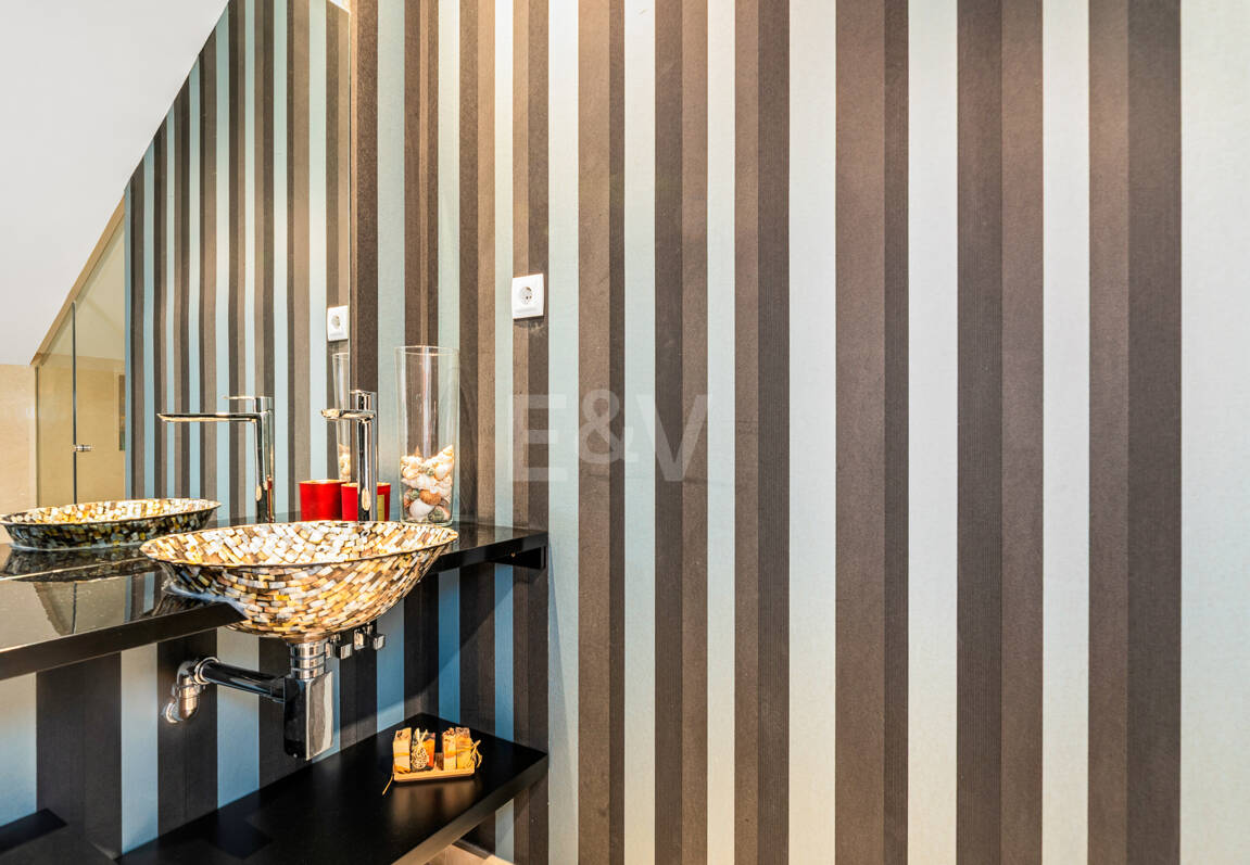 Spacieux Townhouse avec jacuzzi, piscine et paddle à côté de la plage à Los Monteros