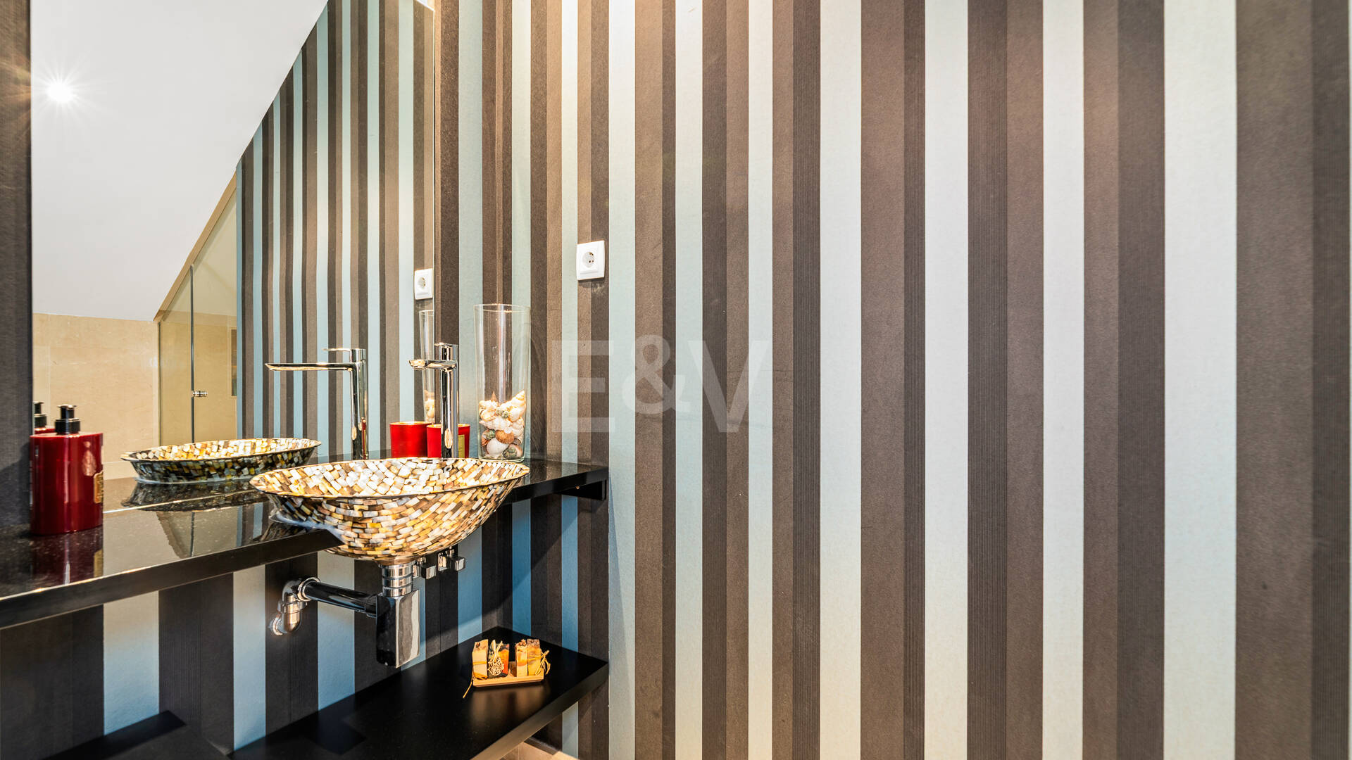 Spacieux Townhouse avec jacuzzi, piscine et paddle à côté de la plage à Los Monteros