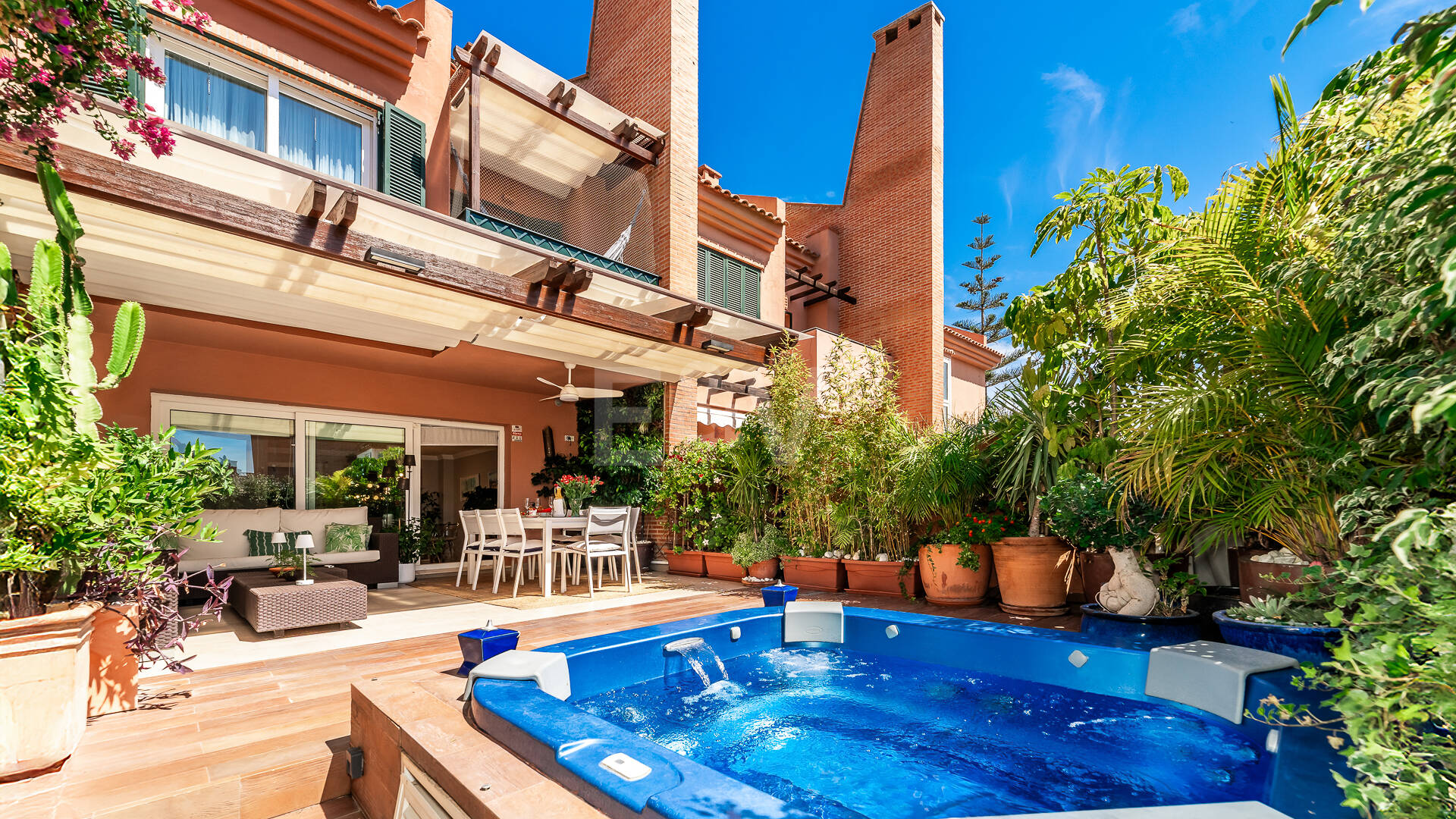 Spacieux Townhouse avec jacuzzi, piscine et paddle à côté de la plage à Los Monteros