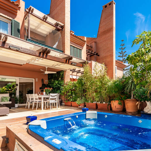 Spacieux Townhouse avec jacuzzi, piscine et paddle à côté de la plage à Los Monteros