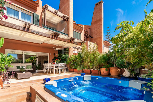 Spacieux Townhouse avec jacuzzi, piscine et paddle à côté de la plage à Los Monteros