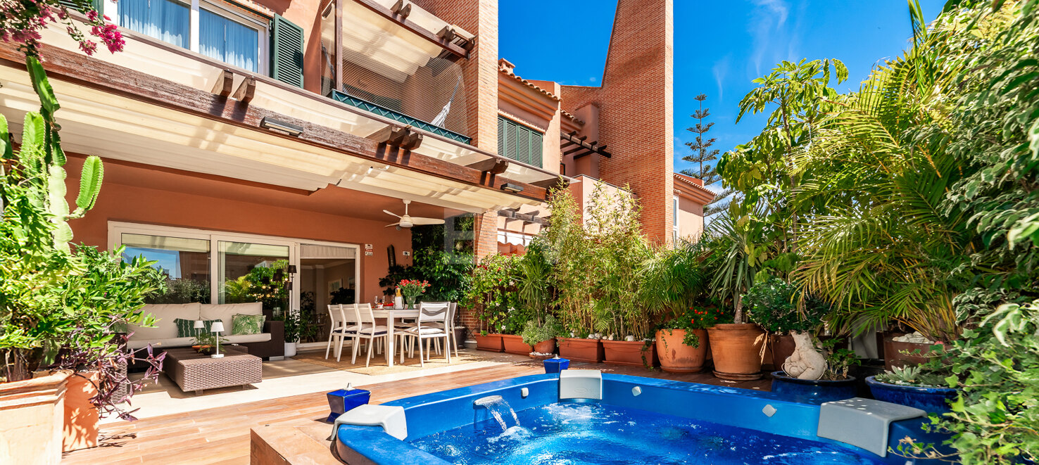 Spacious Townhouse with Jacuzzi, Pool and Paddle next to the Beach in Los Monteros