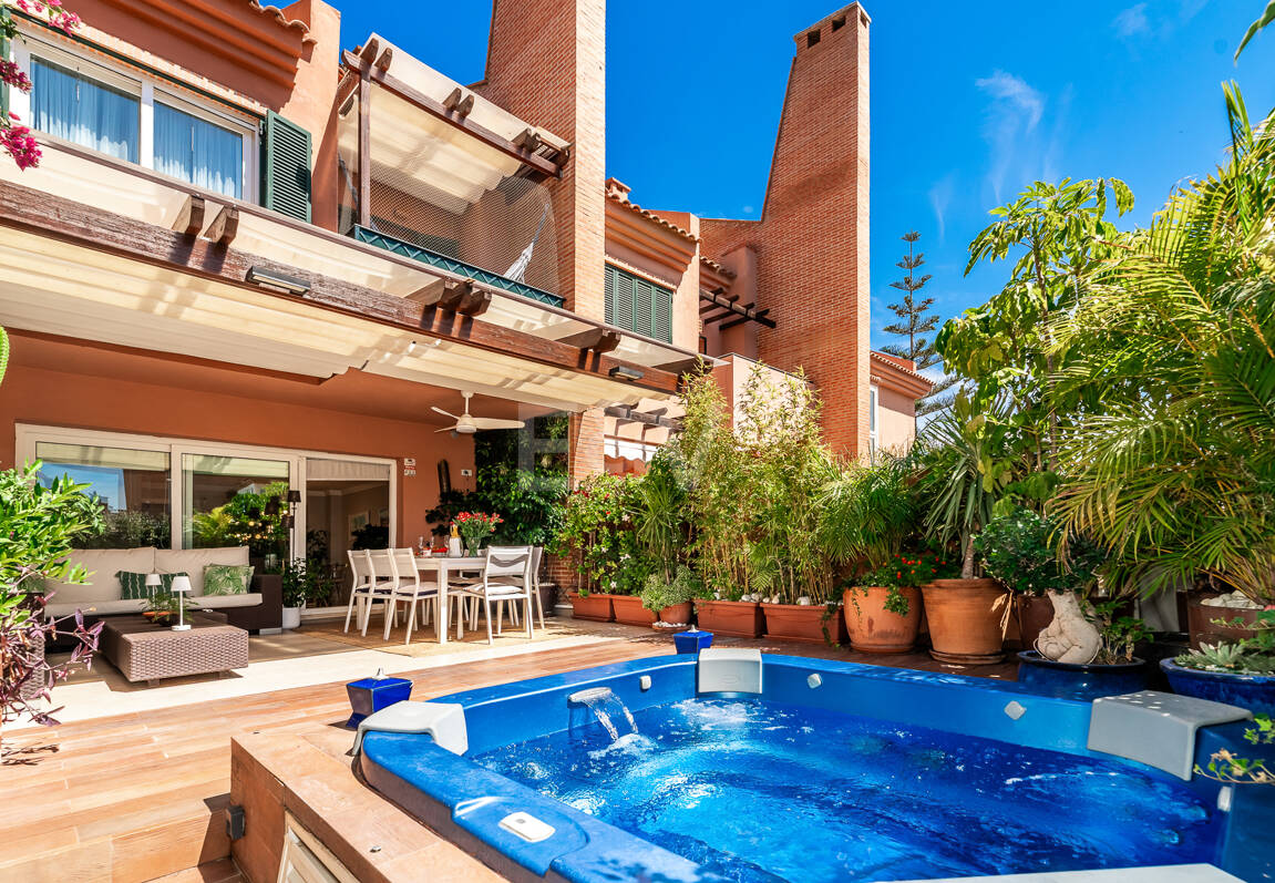 Spacieux Townhouse avec jacuzzi, piscine et paddle à côté de la plage à Los Monteros