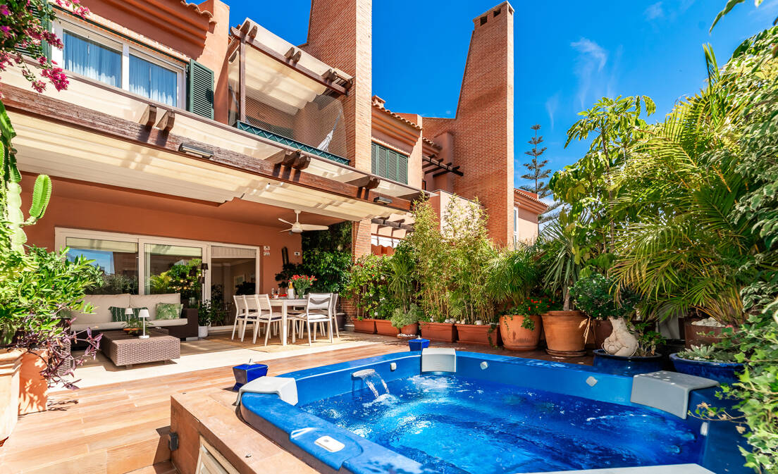 Amplia casa adosada con jacuzzi, piscina y pista de pádel junto a la playa en Los Monteros
