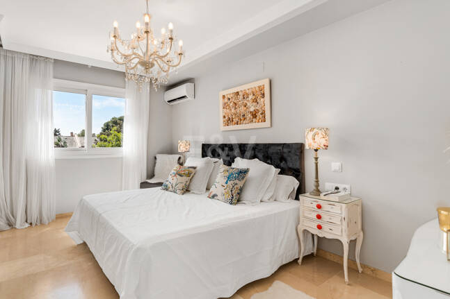 Spacieux Townhouse avec jacuzzi, piscine et paddle à côté de la plage à Los Monteros