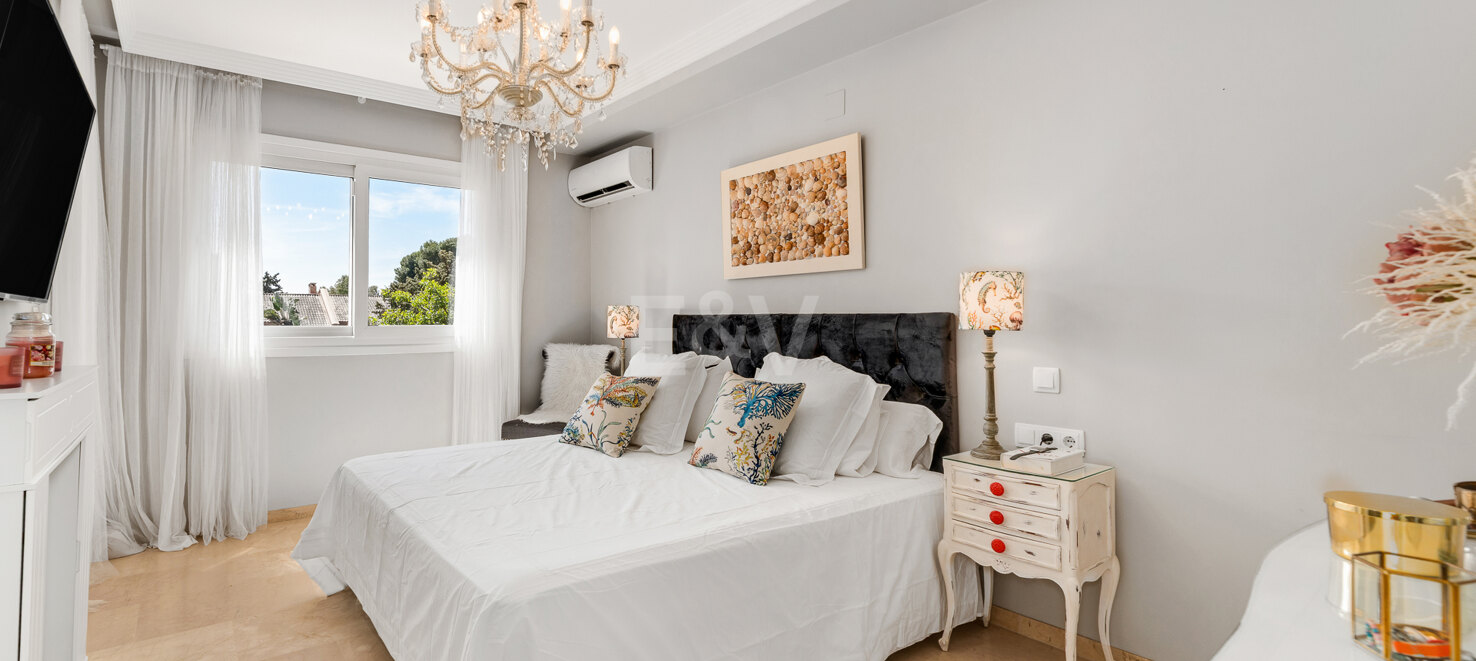 Spacious Townhouse with Jacuzzi, Pool and Paddle next to the Beach in Los Monteros