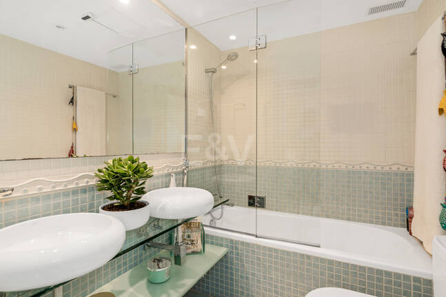 Spacieux Townhouse avec jacuzzi, piscine et paddle à côté de la plage à Los Monteros