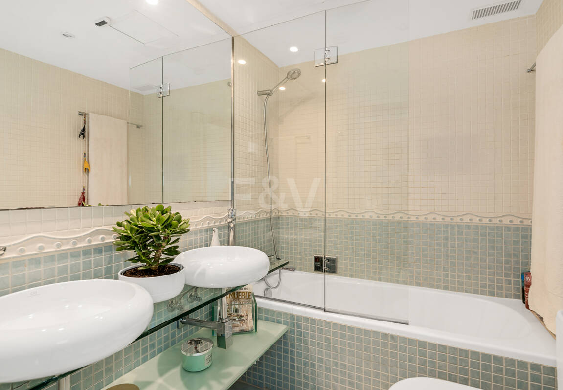 Spacieux Townhouse avec jacuzzi, piscine et paddle à côté de la plage à Los Monteros