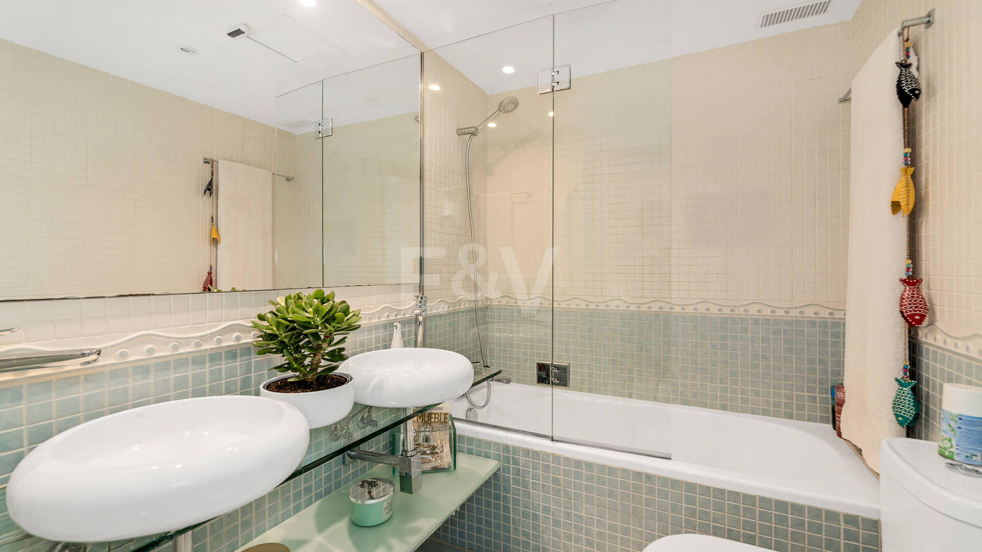 Spacieux Townhouse avec jacuzzi, piscine et paddle à côté de la plage à Los Monteros