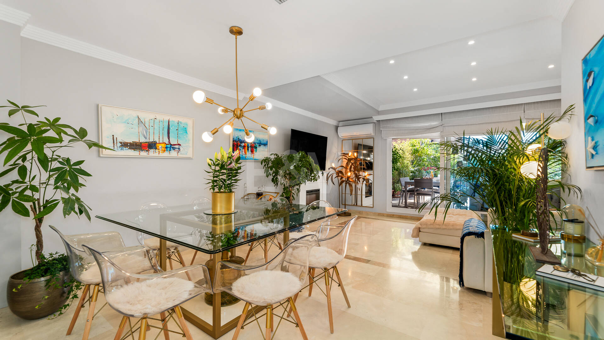 Spacieux Townhouse avec jacuzzi, piscine et paddle à côté de la plage à Los Monteros