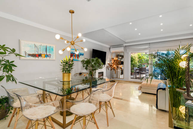 Spacieux Townhouse avec jacuzzi, piscine et paddle à côté de la plage à Los Monteros