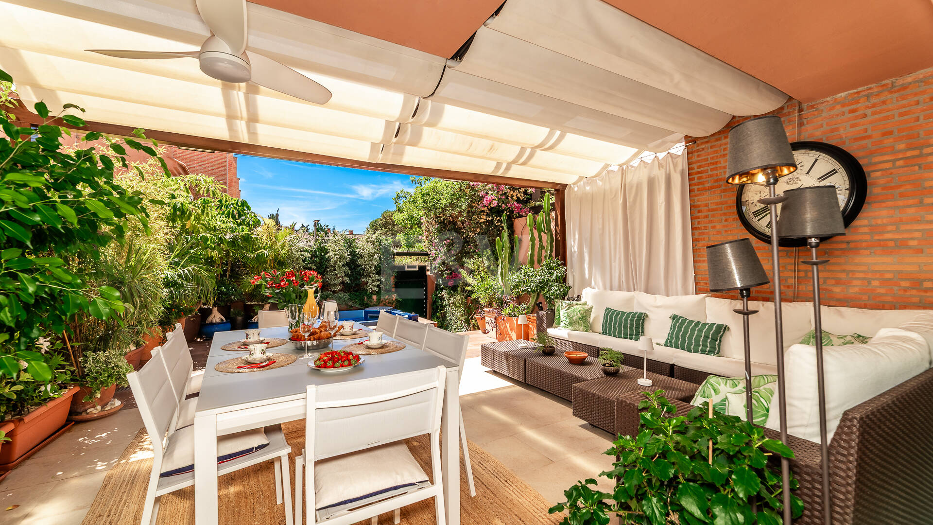 Spacieux Townhouse avec jacuzzi, piscine et paddle à côté de la plage à Los Monteros