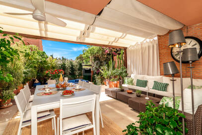 Spacieux Townhouse avec jacuzzi, piscine et paddle à côté de la plage à Los Monteros