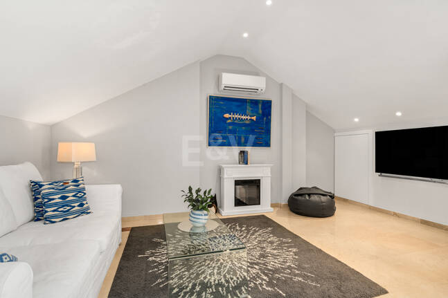 Spacieux Townhouse avec jacuzzi, piscine et paddle à côté de la plage à Los Monteros