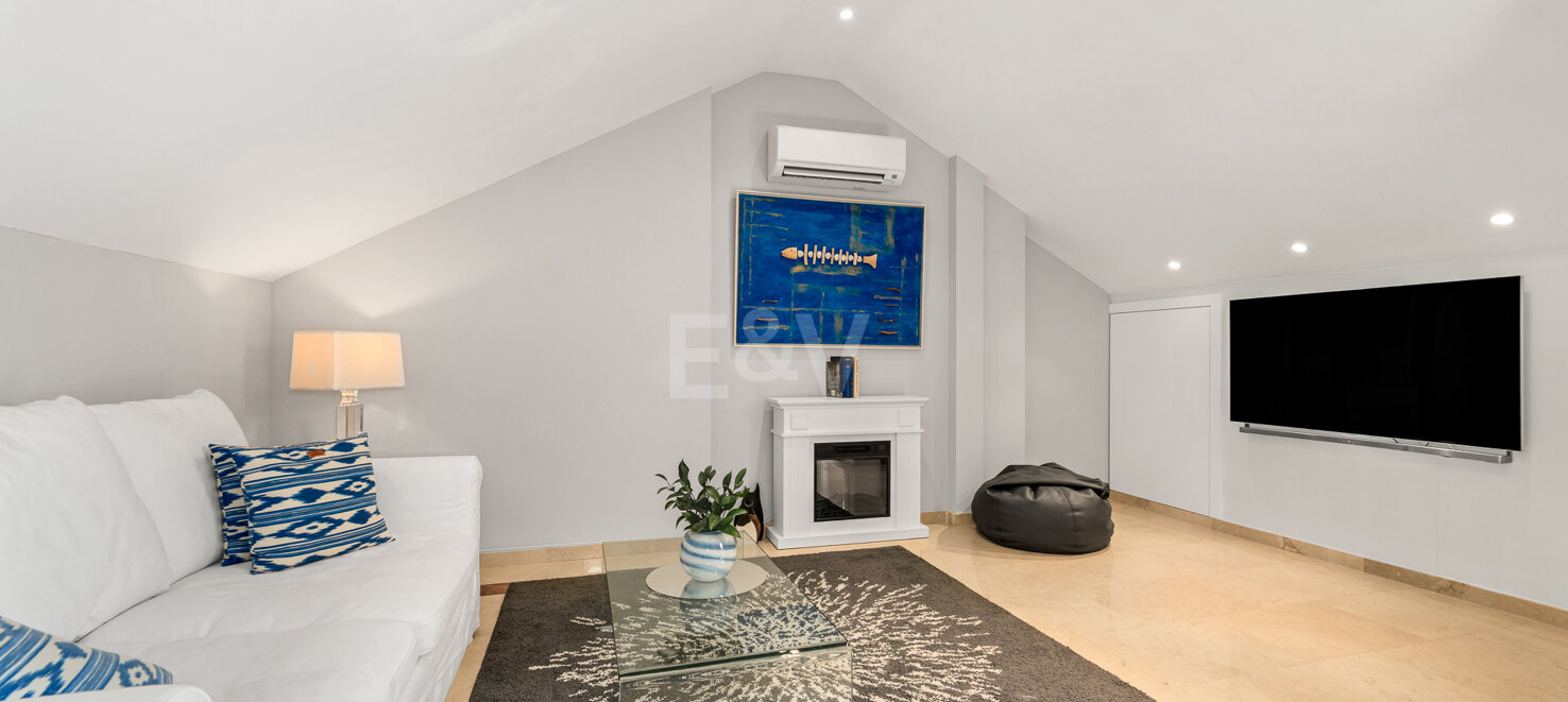 Spacious Townhouse with Jacuzzi, Pool and Paddle next to the Beach in Los Monteros