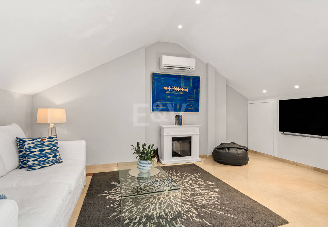 Spacieux Townhouse avec jacuzzi, piscine et paddle à côté de la plage à Los Monteros