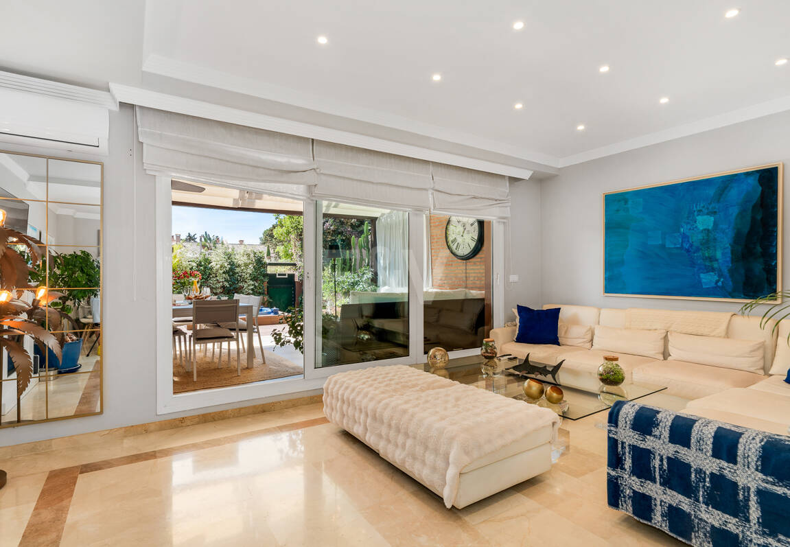 Spacieux Townhouse avec jacuzzi, piscine et paddle à côté de la plage à Los Monteros