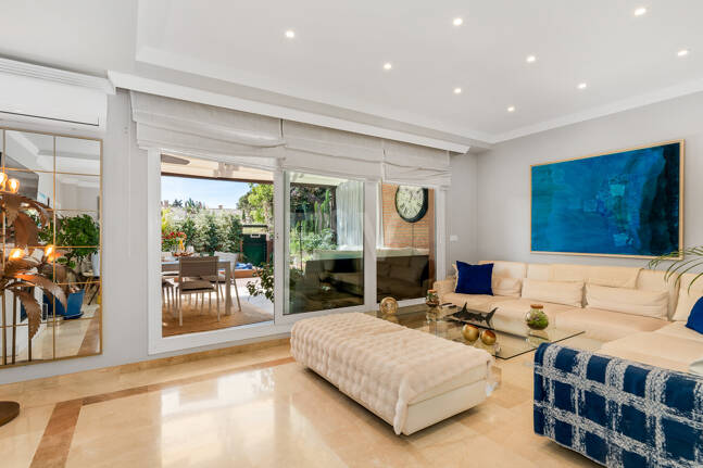 Spacieux Townhouse avec jacuzzi, piscine et paddle à côté de la plage à Los Monteros