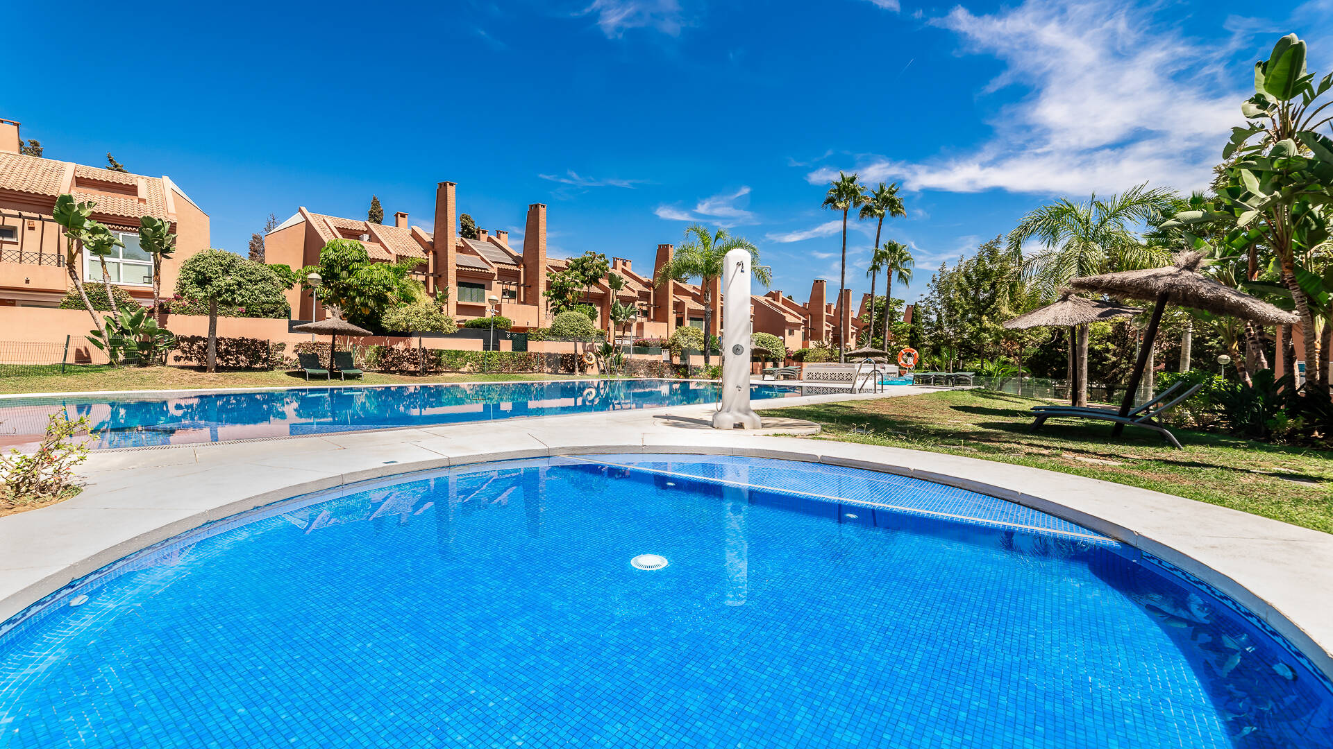 Spacieux Townhouse avec jacuzzi, piscine et paddle à côté de la plage à Los Monteros