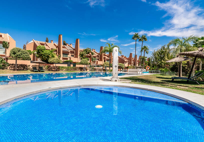 Spacieux Townhouse avec jacuzzi, piscine et paddle à côté de la plage à Los Monteros