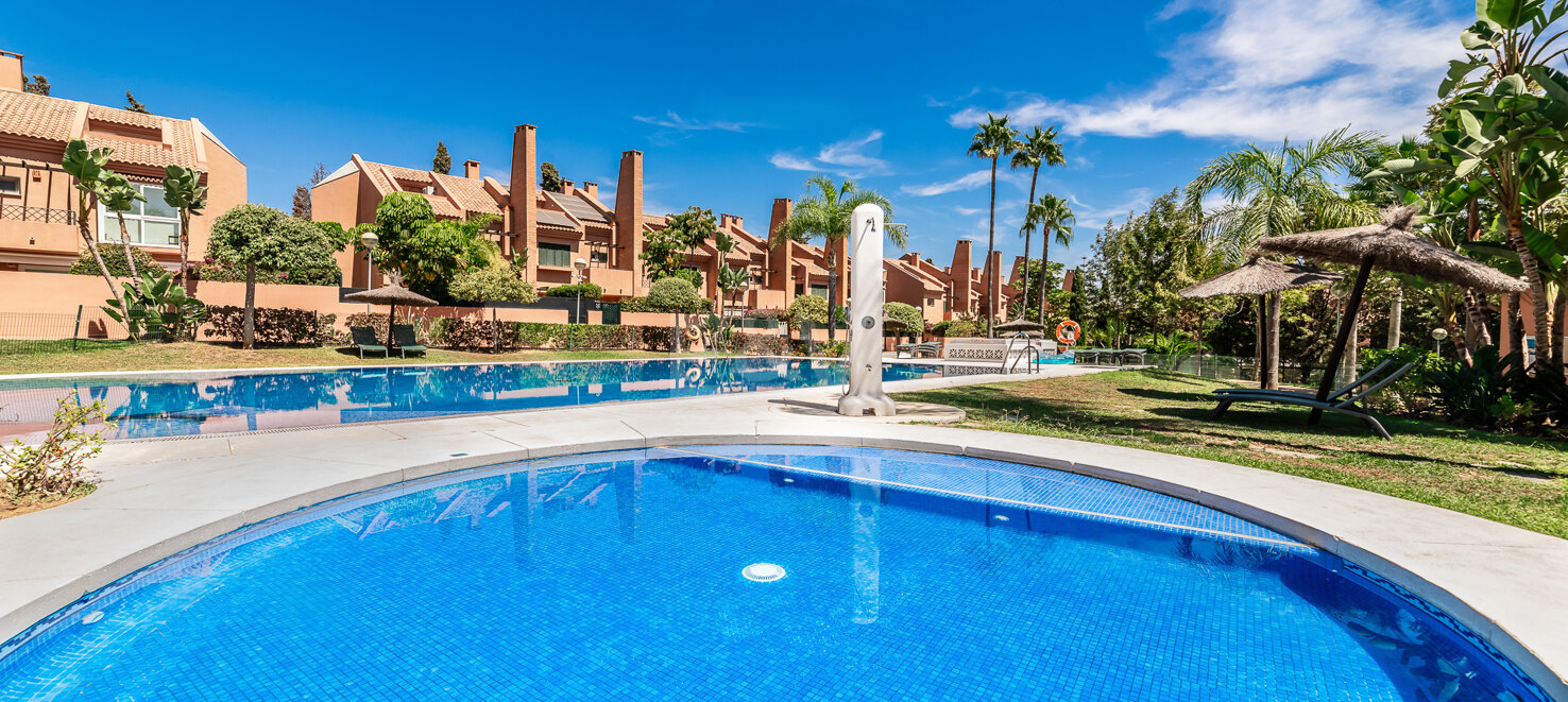Spacious Townhouse with Jacuzzi, Pool and Paddle next to the Beach in Los Monteros