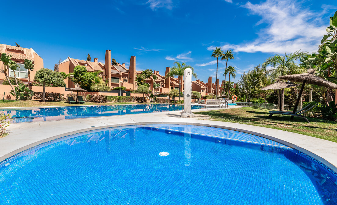 Spacious Townhouse with Jacuzzi, Pool and Paddle next to the Beach in Los Monteros