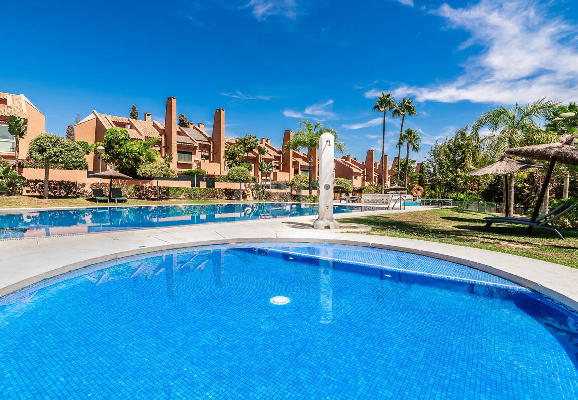 Spacieux Townhouse avec jacuzzi, piscine et paddle à côté de la plage à Los Monteros