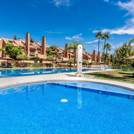 Spacious Townhouse with Jacuzzi, Pool and Paddle next to the Beach in Los Monteros