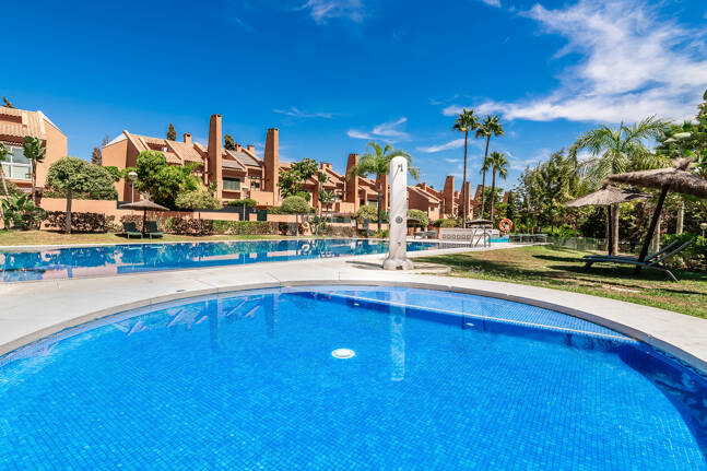 Spacieux Townhouse avec jacuzzi, piscine et paddle à côté de la plage à Los Monteros