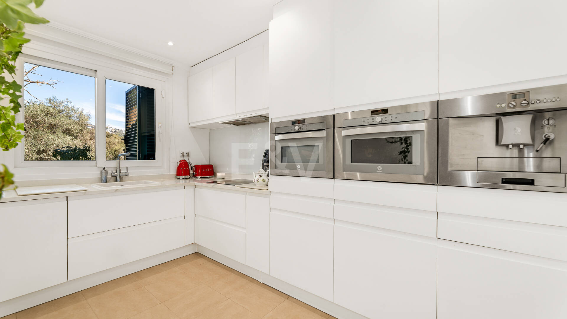 Spacieux Townhouse avec jacuzzi, piscine et paddle à côté de la plage à Los Monteros